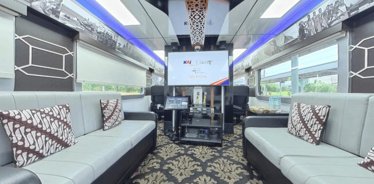 Masyarakat Kian Meminati Kereta Wisata KAI