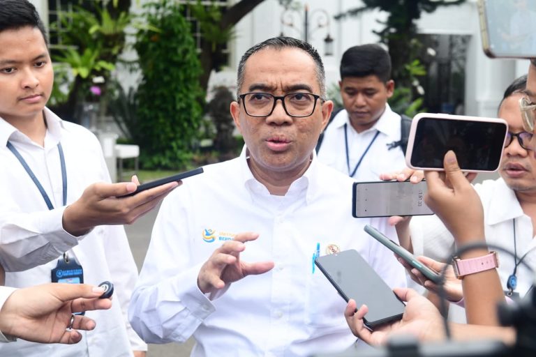 Presiden Prabowo Subianto menekankan pentingnya peran strategis perguruan tinggi dalam mendukung pembangunan nasional khususnya yang terkait dalam penataan ruang dan penanganan perumahan. Hal tersebut disampaikan dalam rapat terbatas (Ratas) bersama sejumlah Menteri Kabinet Merah Putih di Istana Merdeka awal pekan ini.