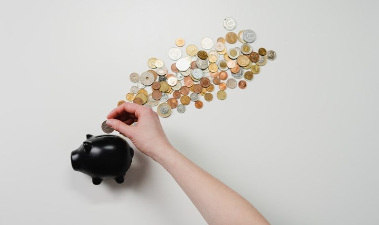 Untuk menjamin keamanan dana maupun investasi kita, fitur Money Lock bisa diaplikasikan untuk menghindari risiko penyalahgunaan. Keamanan dana menjadi salah satu hal yang semakin diperhatikan terutama di era digital saat ini. Risiko seperti penipuan membuat banyak orang mulai mencari cara untuk melindungi uang mereka dengan lebih optimal.